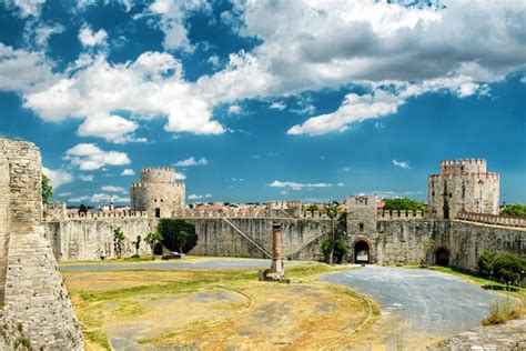  El Castillo de Yedikule: Una Fortaleza Imponente con una Historia Fascinante!