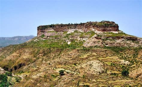 ¡Sumérgete en la historia etíope con una visita al Monasterio de Zuquala! Una joya medieval escondida entre las montañas.